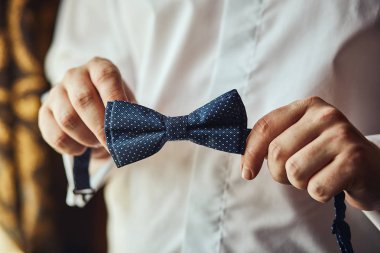 İş adamı papyon takıyor, kelebek kıyafeti giyiyor, damat düğün töreninden önce hazırlanıyor. Erkekler Moda