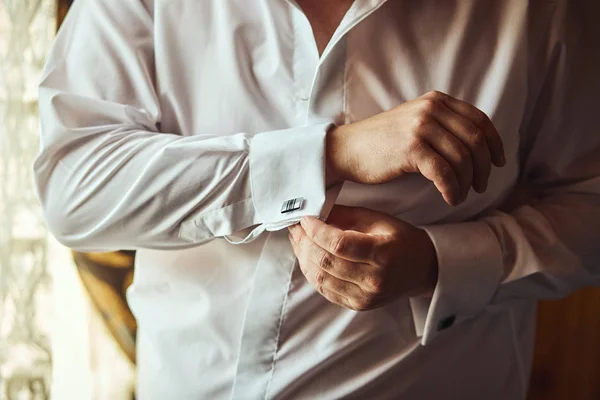 Hombre Negocios Viste Camisa Blanca Manos Masculinas Primer Plano Novio — Foto de Stock