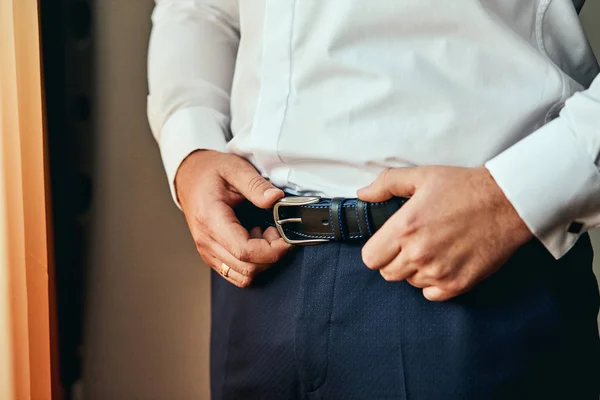 Empresário Que Põe Cinto Moda Conceito Roupa Noivo Que Prepara — Fotografia de Stock