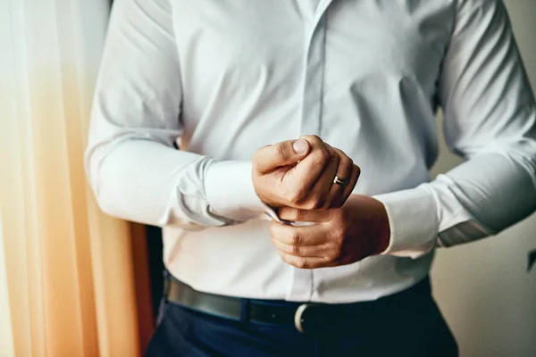 Бізнесмен Одягається Біла Сорочка Чоловічі Руки Крупним Планом Підготуватися Вранці — стокове фото
