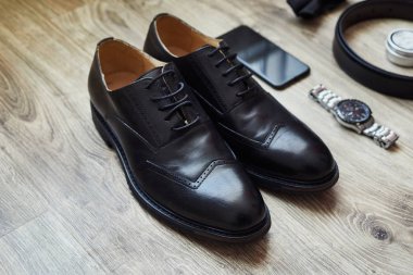 Bir iş adamının farklı aksesuarları ahşap bir arka planda yatar.