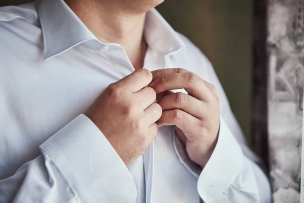Homem Negócios Vestidos Camisa Branca Mãos Masculinas Closeup Noivo Preparando — Fotografia de Stock