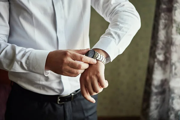 Hombre Negocios Comprobar Hora Reloj Pulsera Hombre Poniendo Reloj Mano — Foto de Stock