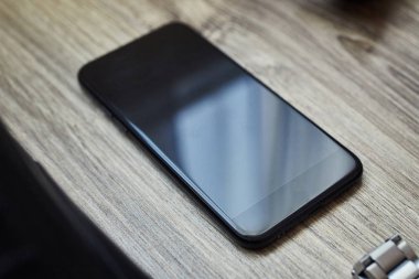 Bir iş adamının farklı aksesuarları ahşap bir arka planda yatar.