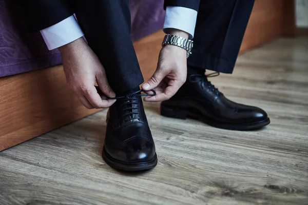 Buty z ubraniami biznesmena, człowiek szykujący się do pracy, pan młody przed ceremonią ślubną. Męska moda — Zdjęcie stockowe