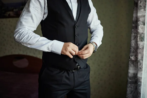 Empresario lleva una chaqueta, manos masculinas primer plano, novio preparándose en la mañana antes de la ceremonia de boda — Foto de Stock