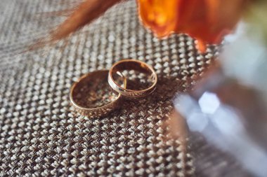 Alyans düğün buket yakınındaki masada yalan