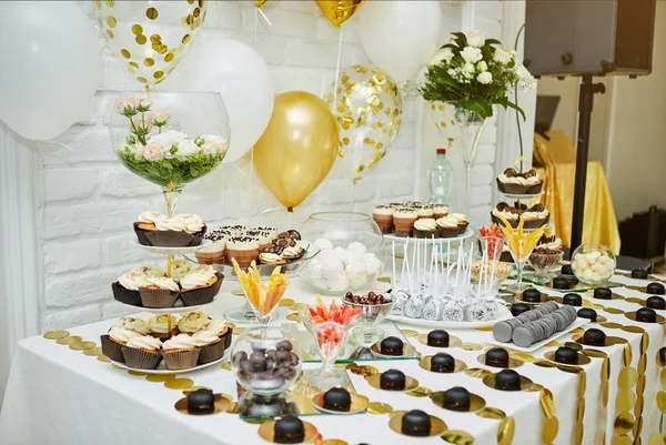 Caramella bar decorato da delizioso buffet dolce con cupcake e altri dolci / caramelle, concetto di buon compleanno — Foto Stock