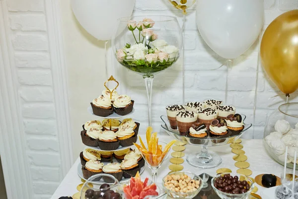 Barra de caramelo decorado por delicioso buffet dulce con cupcakes y otros postres / caramelos, concepto de feliz cumpleaños —  Fotos de Stock