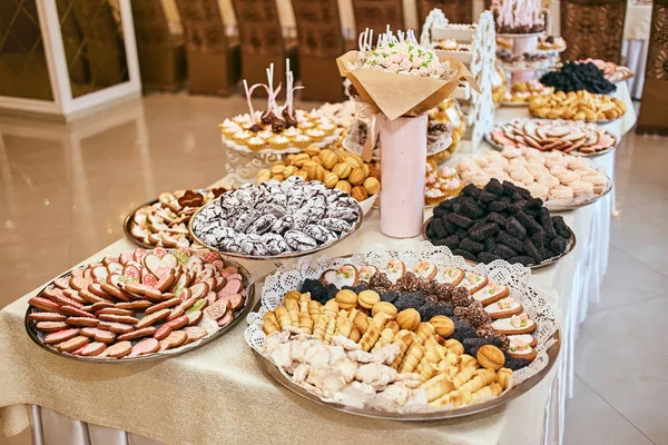 Díszített finom édes büfé cupcakes és egyéb desszertek/cukorka, boldog születésnapot koncepció cukorkát — Stock Fotó
