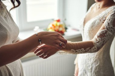 Gelinin sabah güzel bir elbise giydiği, kadının düğün töreninden önce hazırlandığı