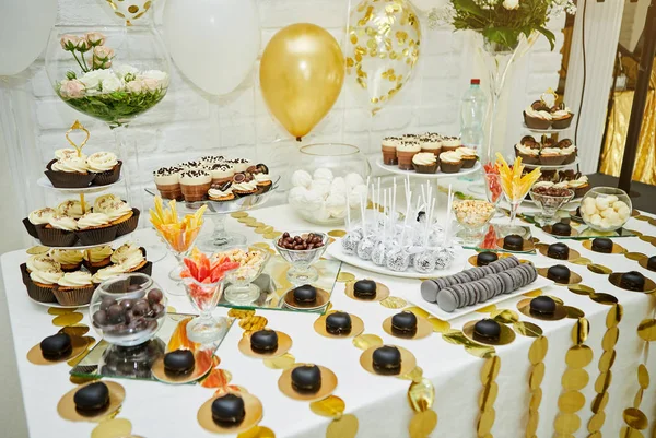 Caramella bar decorato da delizioso buffet dolce con cupcake e altri dolci / caramelle, concetto di buon compleanno — Foto Stock