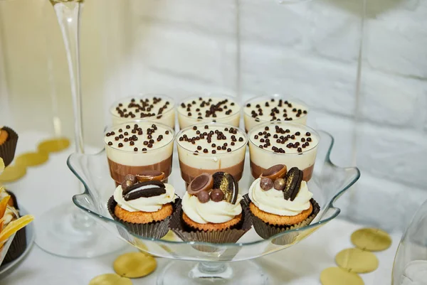 Candy bar διακοσμημένο από νόστιμο γλυκό μπουφέ με cupcakes και άλλα επιδόρπια/γλυκά, χαρούμενα γενέθλια έννοια — Φωτογραφία Αρχείου