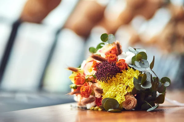 Masanın üzerinde yatan güzel gelin düğün buketi — Stok fotoğraf