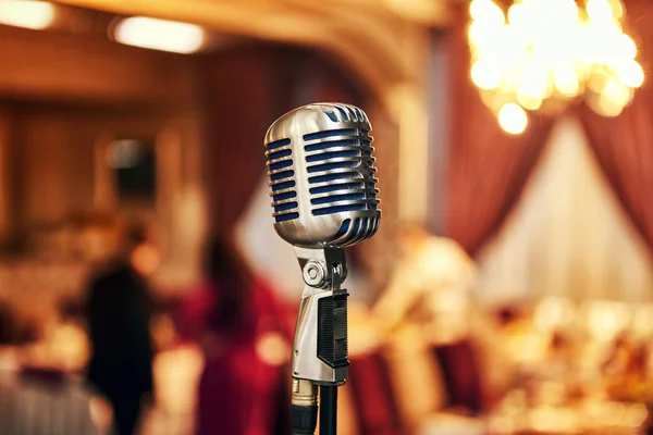 Un micrófono en el escenario en un pub o bar americano (restaurante) durante un espectáculo nocturno . — Foto de Stock