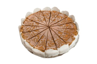 Koyu çikolata vegan kek şeker ve beyaz arka plan üzerinde izole fındık