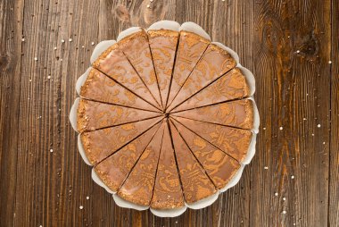 Koyu çikolata vegan kek şekerler ve ahşap zemin üzerine fındık