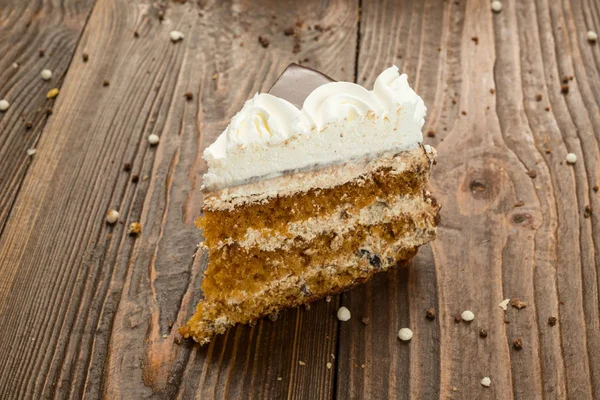 Gâteau végétalien au chocolat noir avec bonbons et noix sur fond en bois — Photo