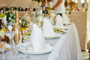 Şampanya ve şarap restoranda boş gözlük seti. Kutlama için Tablo ayarı