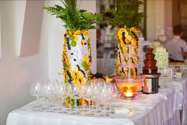 meyve muz ve üzüm, kivi, portakal, şeftali hazır bir çikolata çeşme ile yemek gibi özel bir plaka üzerinde