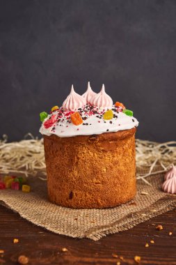 Kutlamak için tebrik Paskalya pastası, geleneksel Kulich, Paska hazır