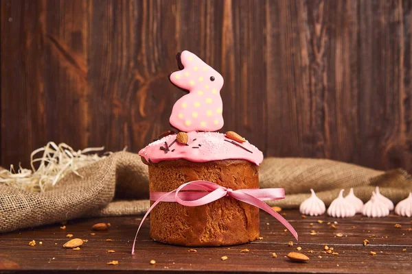 Glückwunsch-Osterkuchen, traditioneller Kulich, Paska zum Feiern bereit — Stockfoto