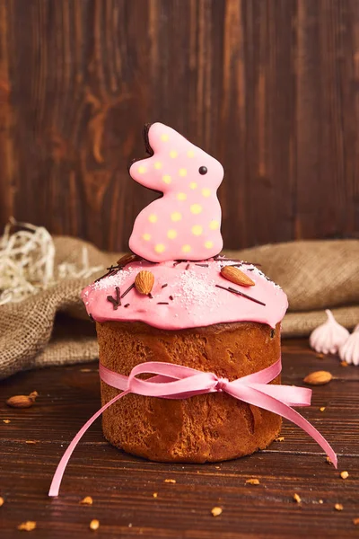 Glückwunsch-Osterkuchen, traditioneller Kulich, Paska zum Feiern bereit — Stockfoto