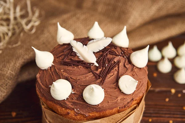 Glückwunsch-Osterkuchen, traditioneller Kulich, Paska zum Feiern bereit — Stockfoto