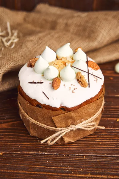 Glückwunsch-Osterkuchen, traditioneller Kulich, Paska zum Feiern bereit — Stockfoto