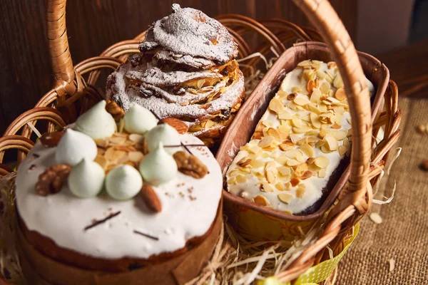 Glückwunsch-Osterkuchen im Korb, traditioneller Kulich, Paska zum Feiern bereit — Stockfoto