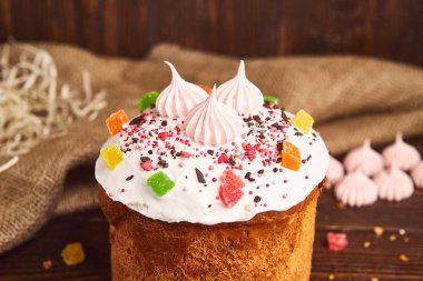 Kutlamak için tebrik Paskalya pastası, geleneksel Kulich, Paska hazır