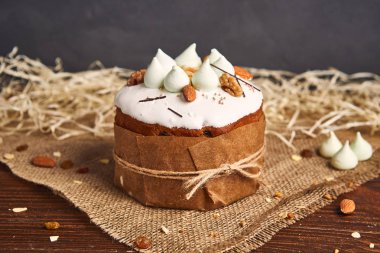 Kutlamak için tebrik Paskalya pastası, geleneksel Kulich, Paska hazır