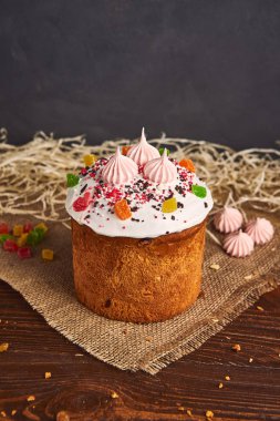 Kutlamak için tebrik Paskalya pastası, geleneksel Kulich, Paska hazır