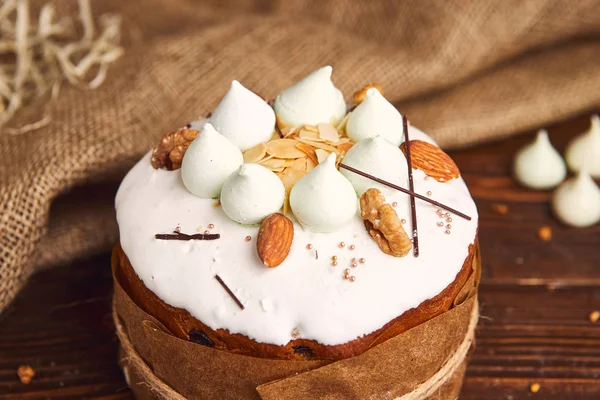 Glückwunsch-Osterkuchen, traditioneller Kulich, Paska zum Feiern bereit — Stockfoto