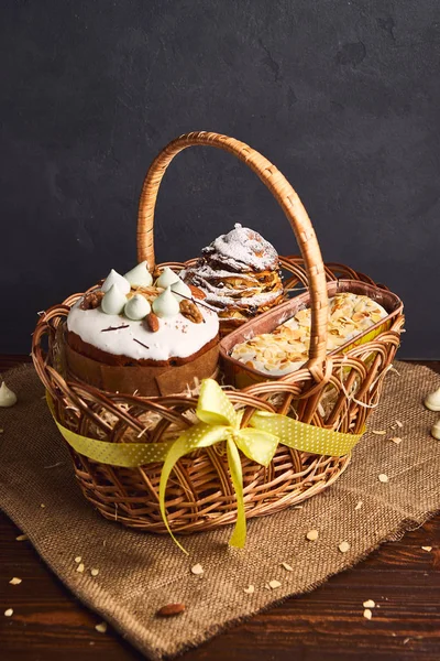 Glückwunsch-Osterkuchen im Korb, traditioneller Kulich, Paska zum Feiern bereit — Stockfoto