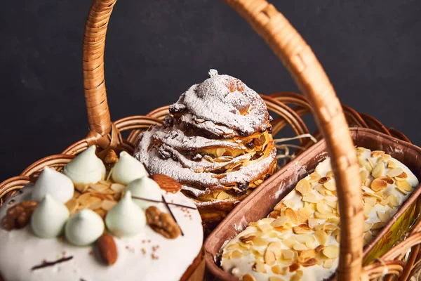 Glückwunsch-Osterkuchen im Korb, traditioneller Kulich, Paska zum Feiern bereit — Stockfoto