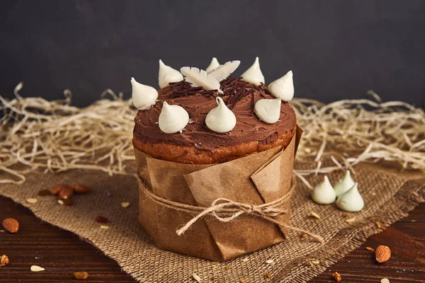 Συγχαρητήριο Πασχαλινό κέικ, παραδοσιακό Κούλιτς, paska έτοιμο για γιορτή — Φωτογραφία Αρχείου