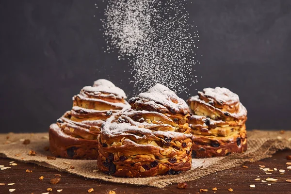 Pães doces saborosos com passas e açúcar gelado. Conceito de cozedura caseira — Fotografia de Stock