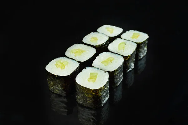 Klasyczne wegańskie rolki Sushi Maki z ogórkiem izolowane na czarnym tle menu. Kuchnia Japońska — Zdjęcie stockowe