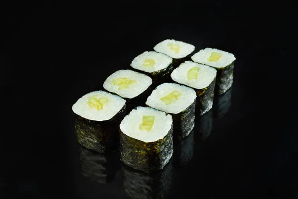 Clásico maki de sushi en rollo vegano con pepino aislado sobre fondo negro para el menú. Comida japonesa —  Fotos de Stock