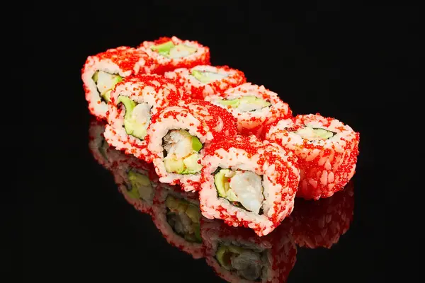 メニューの黒の背景にエビ、アボカドと赤キャビアとクラシックロール寿司。日本食 — ストック写真