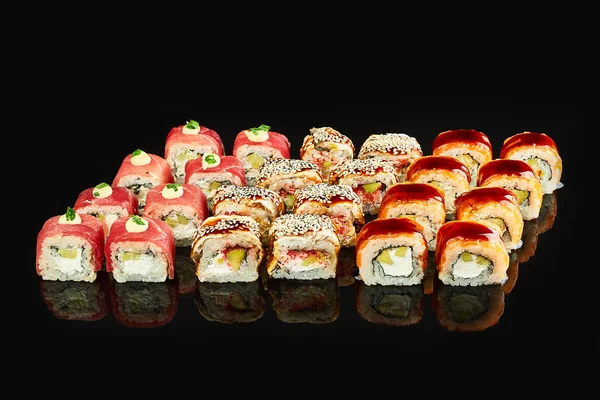 メニューの黒の背景に分離おいしい寿司ロールの様々な種類。日本食 — ストック写真