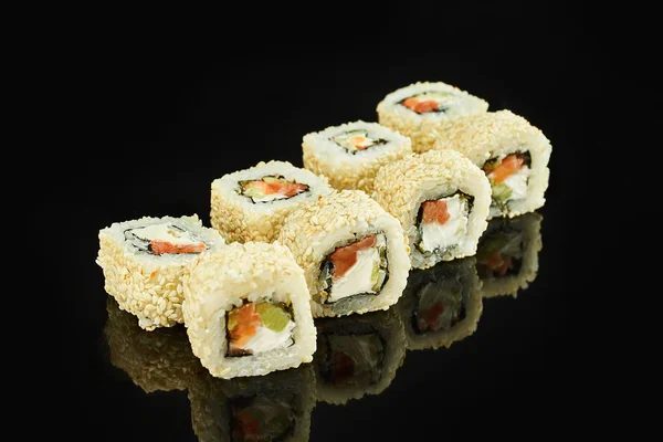 Sushi California roll con salmone, avocado, crema di formaggio su sfondo nero per il menu. Cibo giapponese — Foto Stock