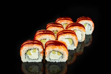 Philadelphia rulo suşi yemek listesi için beyaz arka plan üzerinde izole somon, avokado, krem peynirli. Japon yemekleri