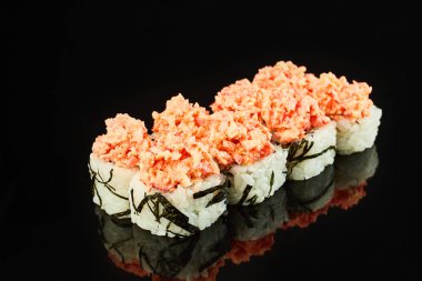 Menü için siyah arka planda izole lezzetli suşi rulo. Japon yemekleri