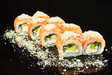 Philadelphia rulo suşi yemek listesi için beyaz arka plan üzerinde izole somon, avokado, krem peynirli. Japon yemekleri