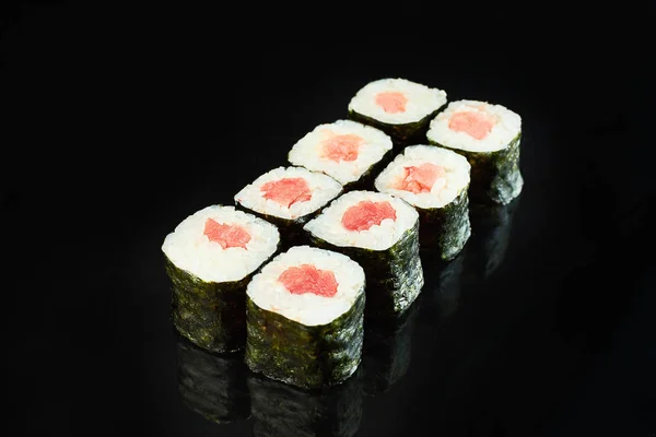 メニューのための黒の背景に孤立マグロと古典ロール寿司巻。日本食 — ストック写真