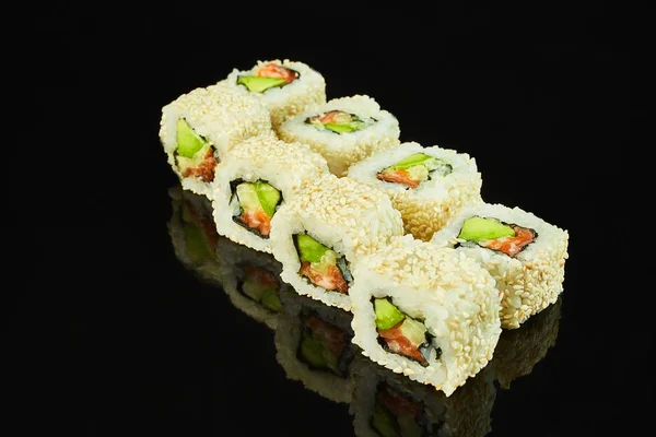 Classico sushi roll con salmone e avocado su sfondo nero per menu. Cibo giapponese — Foto Stock