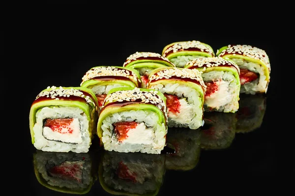 Filadelfia rotolo di sushi con salmone, avocado, crema di formaggio su sfondo nero per il menu. Cibo giapponese — Foto Stock