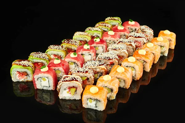 Vari tipi di gustoso rotolo di sushi isolato su sfondo nero per il menu. Cibo giapponese — Foto Stock